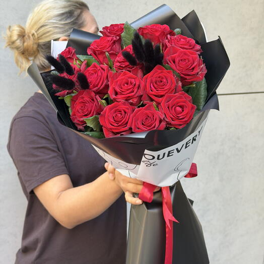 Букет красных роз в черном оформлении 🌹🖤