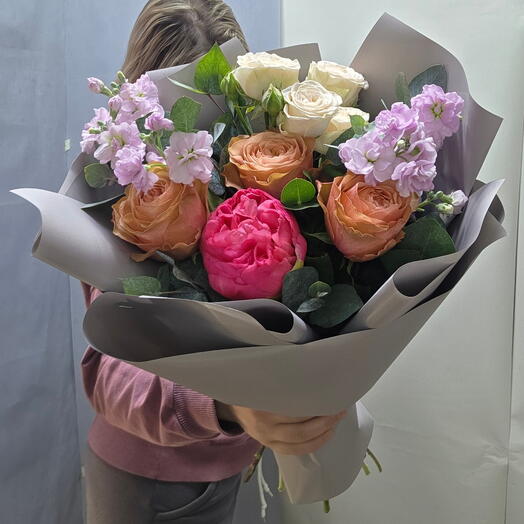 Букет из эвкалипта,  кустовой пионовидной розы,  пиона, маттиолы,  пионовидной розы