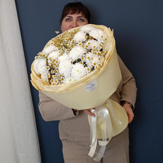 Нежный летний букет с ромашкой и кустовой хризантемой