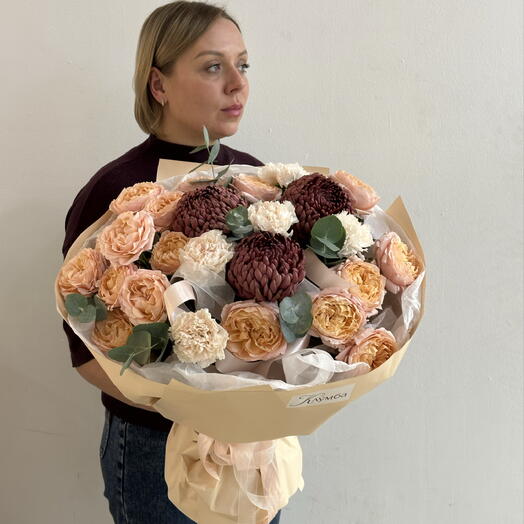 Пышный букет из сезонной Хризантемы и кустовой розы