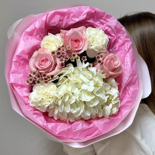 Авторский букет с белой гортензией и розами💕🌸