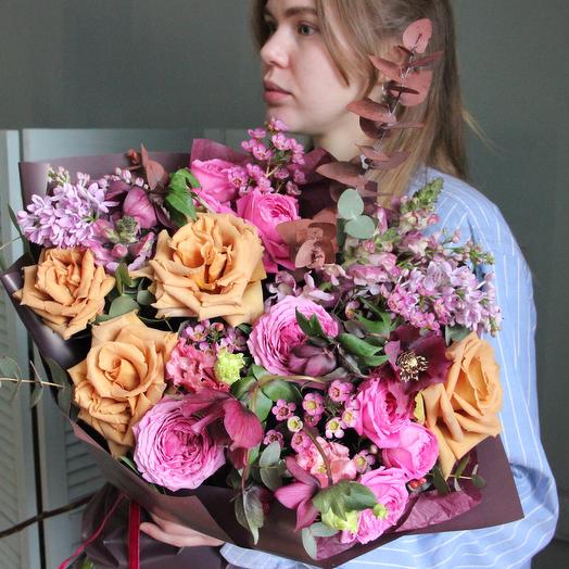 Букет с розами-ирисками, пионовидными розами и сиренью