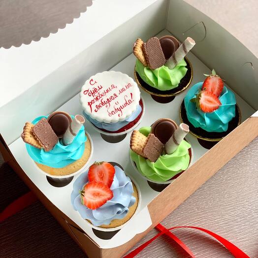 Яркие капкейки со сладостями и ягодами на день рождения