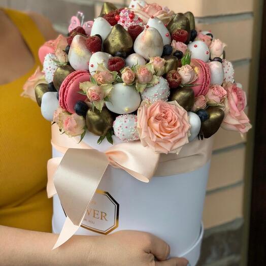 Fresas cubiertas de chocolate en una Caja de sombrero