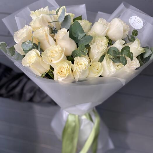 Rosas con eucalipto