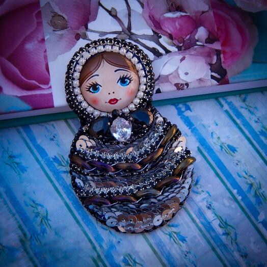 Broche Matryoshka negro con plata