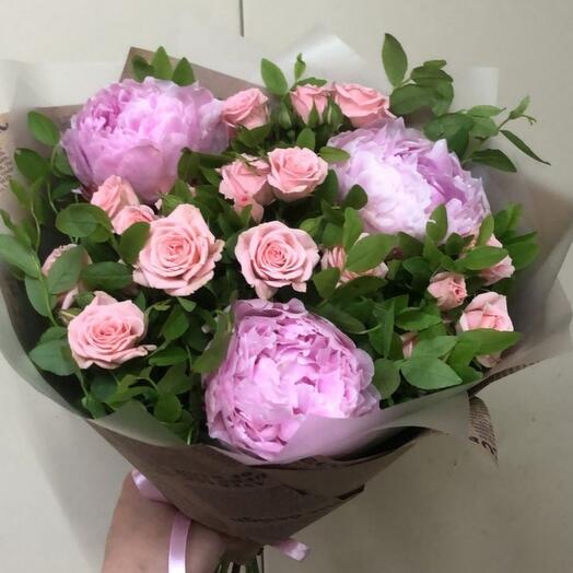 Ramo de rosas y peonías