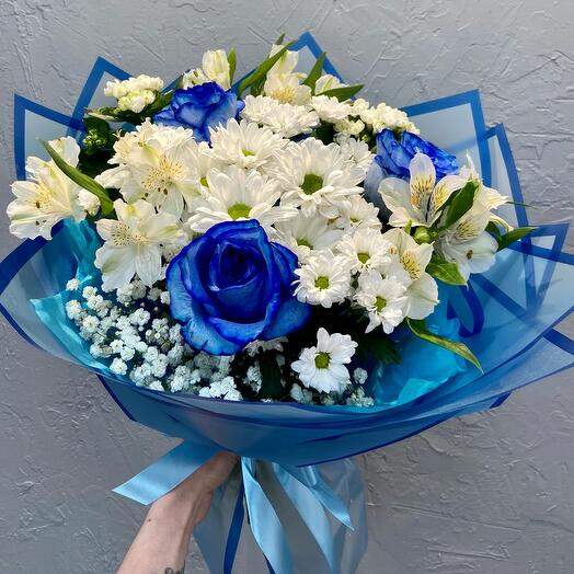 Ramo prefabricado con rosas azules