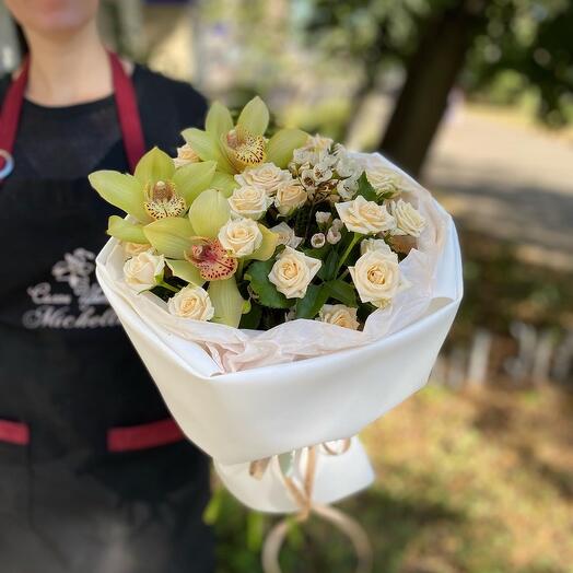 Ramo con orquídeas y rosas de arbusto