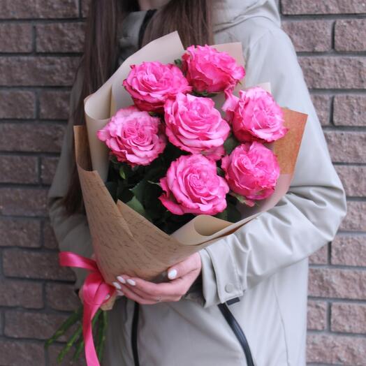 Rosas brillantes en forma de peonía
