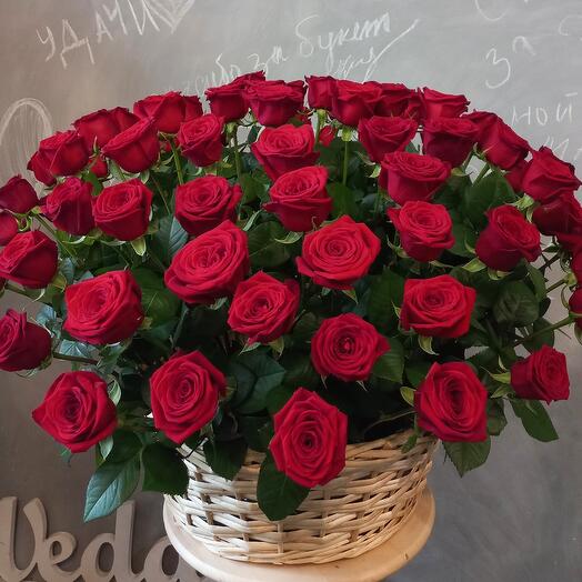 Basket with red roses "Jupiter"