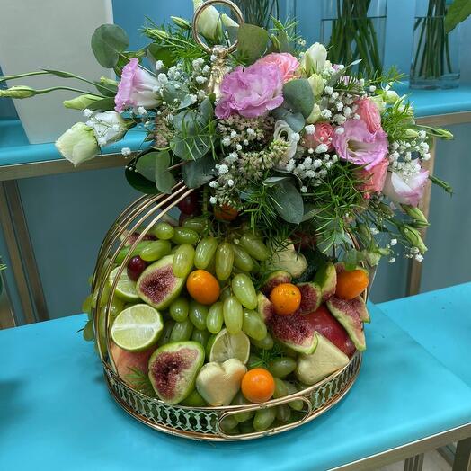 Композиция с цветами и фруктами