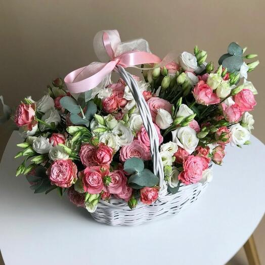 Delicate basket with flowers : Rose and eustoma