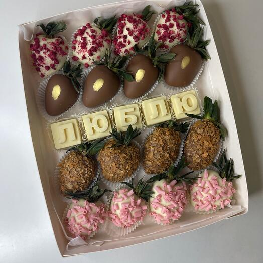 Dulce regalo de fresa cubierto de chocolate