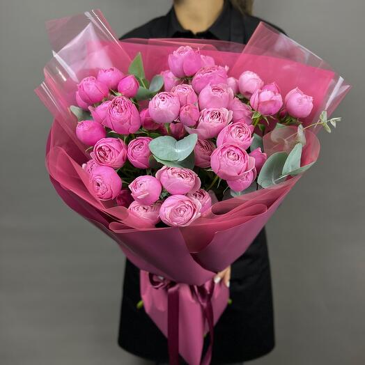 Моно букет 148 из Пионовидных кустовых роз сорта  Silva Pink+ с эвкалиптом