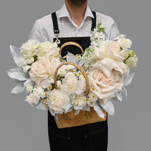 Ramo de aire en una cesta con rosas de peonía y margaritas