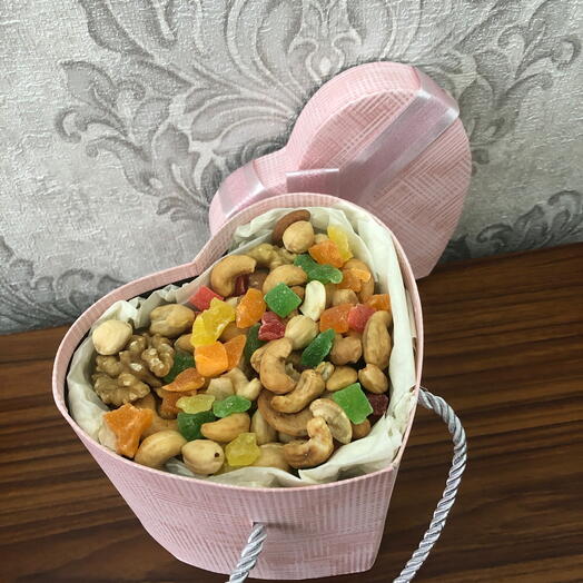 коробка орехов и сухофруктов