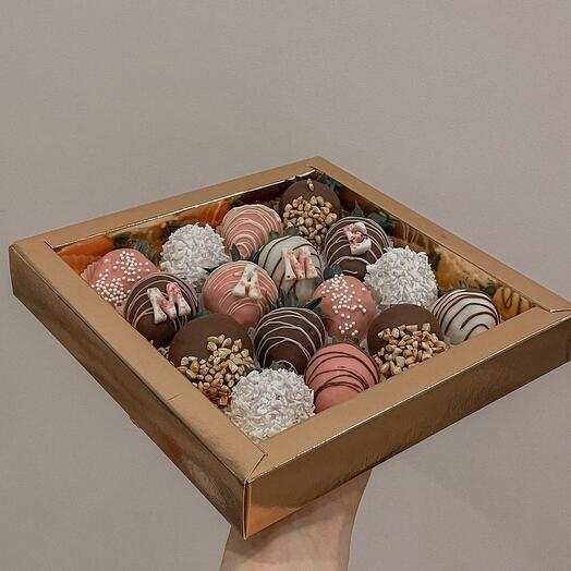 Chocolate-covered strawberries "To my beloved Mother