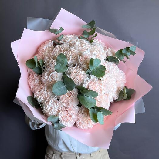 Bouquet of beige Dianthus and eucalyptus 31 pcs. Bouquet F106 Flowers of the Capital