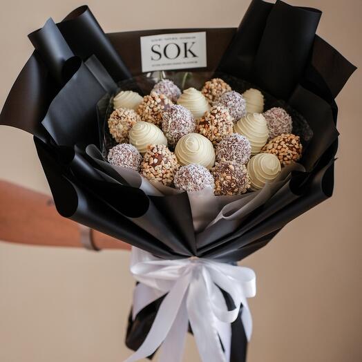 Bouquet of chocolate-covered strawberries "Berry magic" in size M