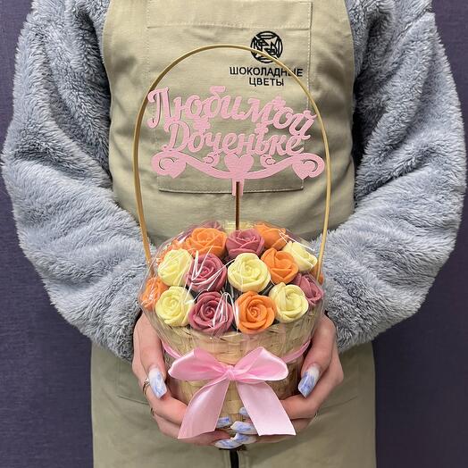 Букет "Любимой Доченьке" из 27 шоколадных роз в корзинке