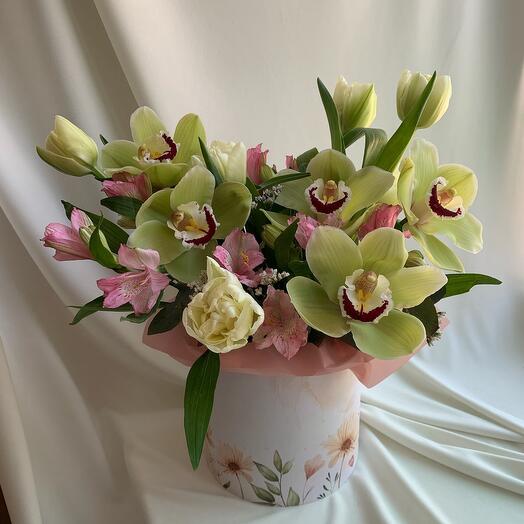 Композиция с орхидеями в шляпной коробке