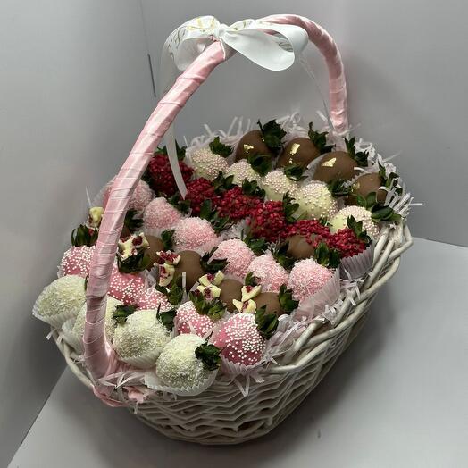 Клубника в шоколаде в корзине для любимой