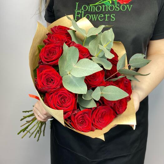 Букет из красных роз с эвкалиптом