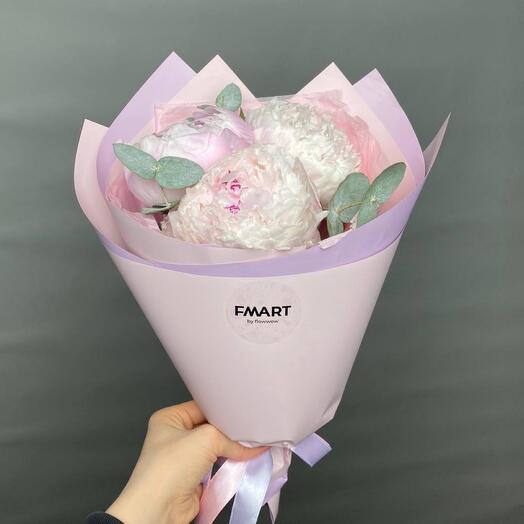 Букет из пионов с эвкалиптом