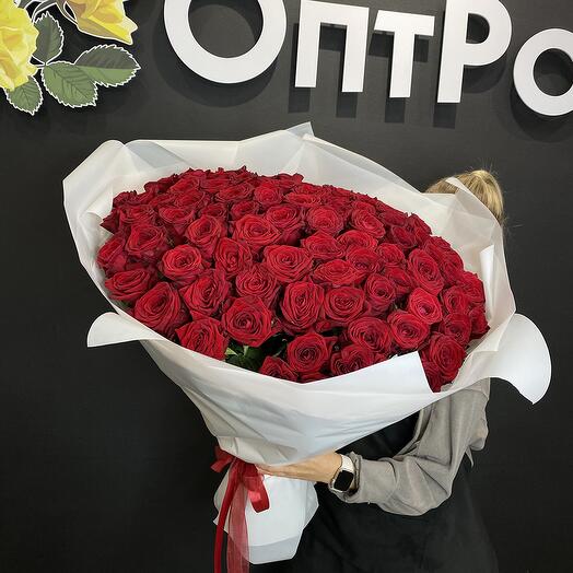 101 Красная роза в оформлении