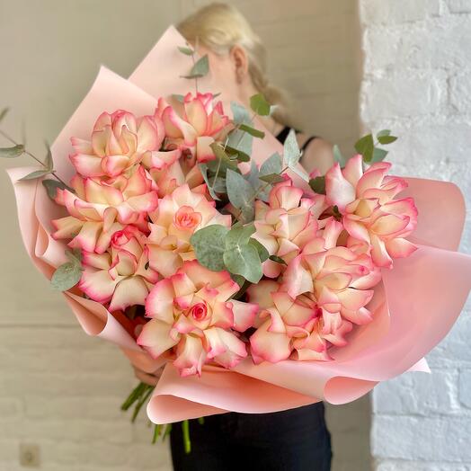 Ramo de rosas francesas Rosadas 171 / 15 en un elegante paquete