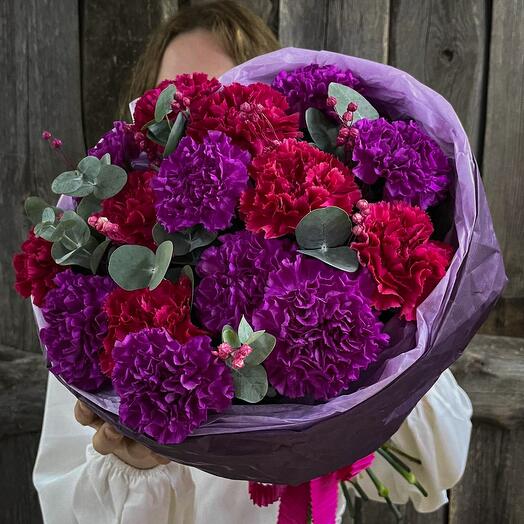 Monobucket made of carnation and eucalyptus "Very berry" FM459