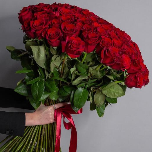 Букет 101 красная роза эксплорер (60-70 см)