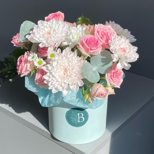 Flores en Caja con rosas de arbusto, crisantemo y eucalipto