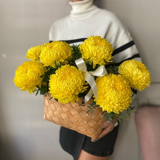 Желтые хризантемы в корзине