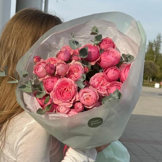 Букет из кустовых пионовидных роз с ароматным эвкалиптом