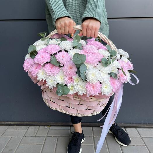 Корзина с нежными хризантемами