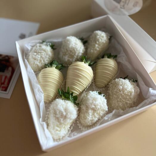 Set of 9 strawberries in white Belgian chocolate