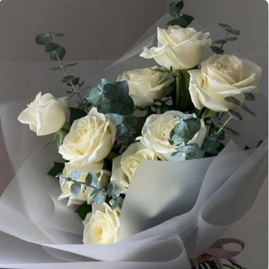 Букет белых роз с эвкалиптом