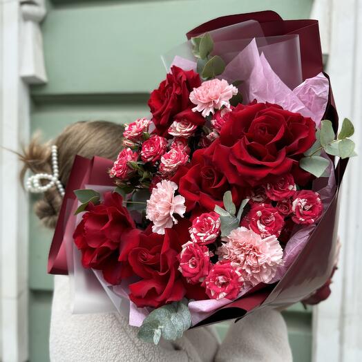 Ramo de rosas francesas con Dianthus y rosas de arbusto (sáb 093)