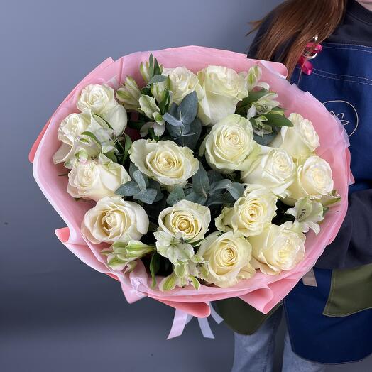 Ramo con rosas y alstroemeria
