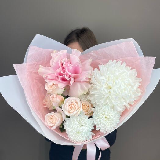 Crisantemos con peonía. Rosas