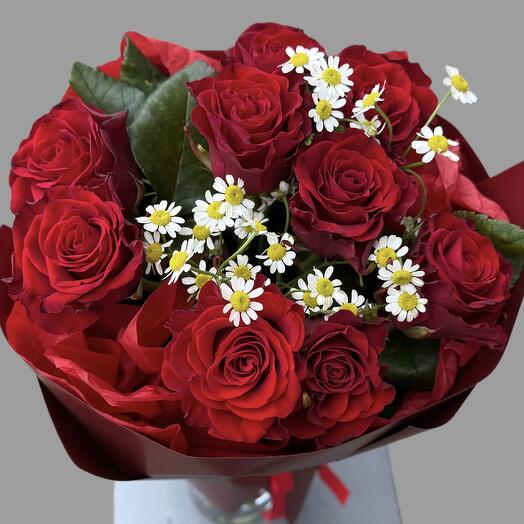 Bukiet z czerwonych roż i rumianku