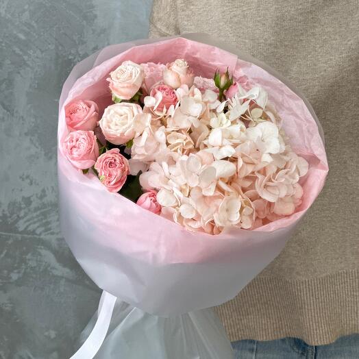 Нежный букет с гортензией и кустовой розой💕 G159