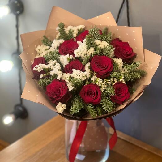 Красивый букет из роз с ветками нобилиса «Праздничное настроение»