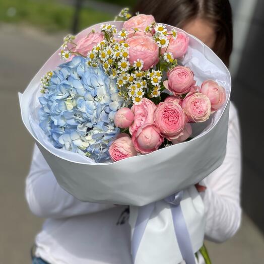 Ramo prefabricado de rosas arbustivas en forma de peonía, hortensias y margaritas