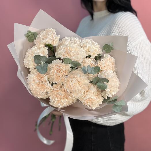 Delicado ramo con Dianthus y eucalipto
