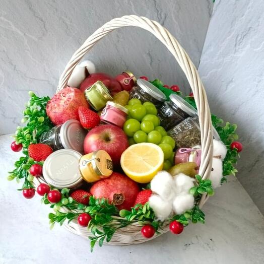 Корзина с чаем, мёдом и фруктами