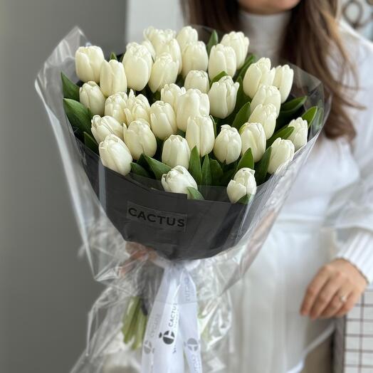 Моно букет из 35 белоснежных тюльпана