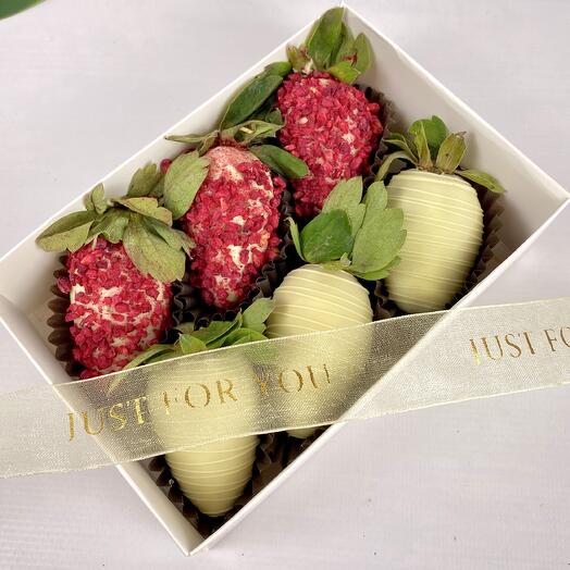 N12 6 strawberries in white chocolate with raspberries